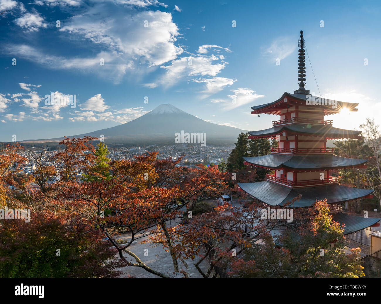 Chureito pagode e il Monte Fuji al tramonto Foto Stock