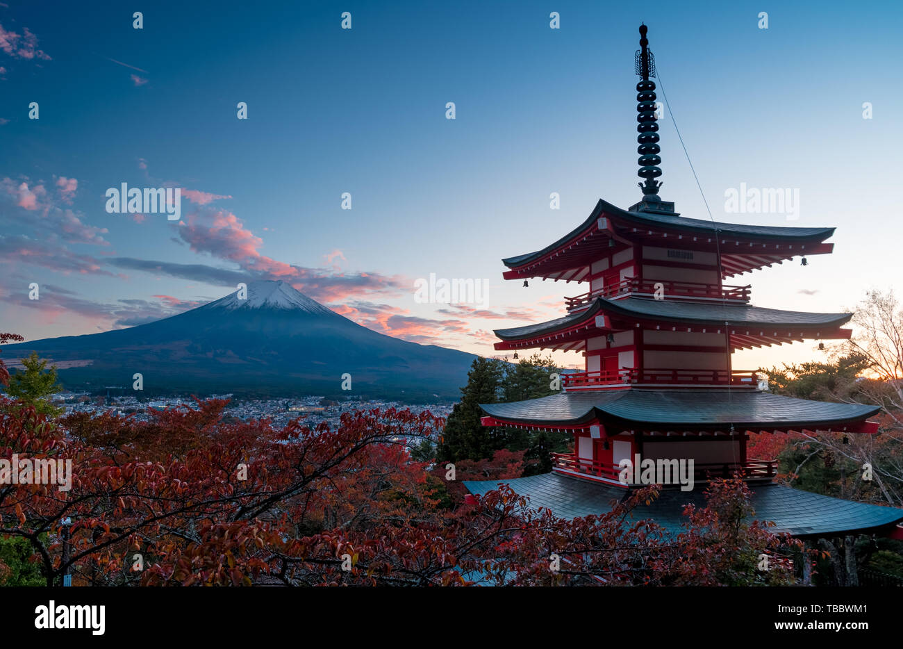 Chureito pagode e il Monte Fuji al tramonto Foto Stock