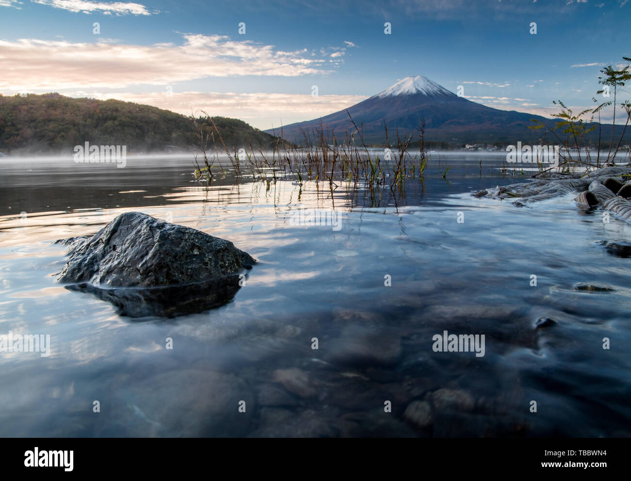 Mattina al Monte Fuji e il Lago Kawaguchiko Foto Stock
