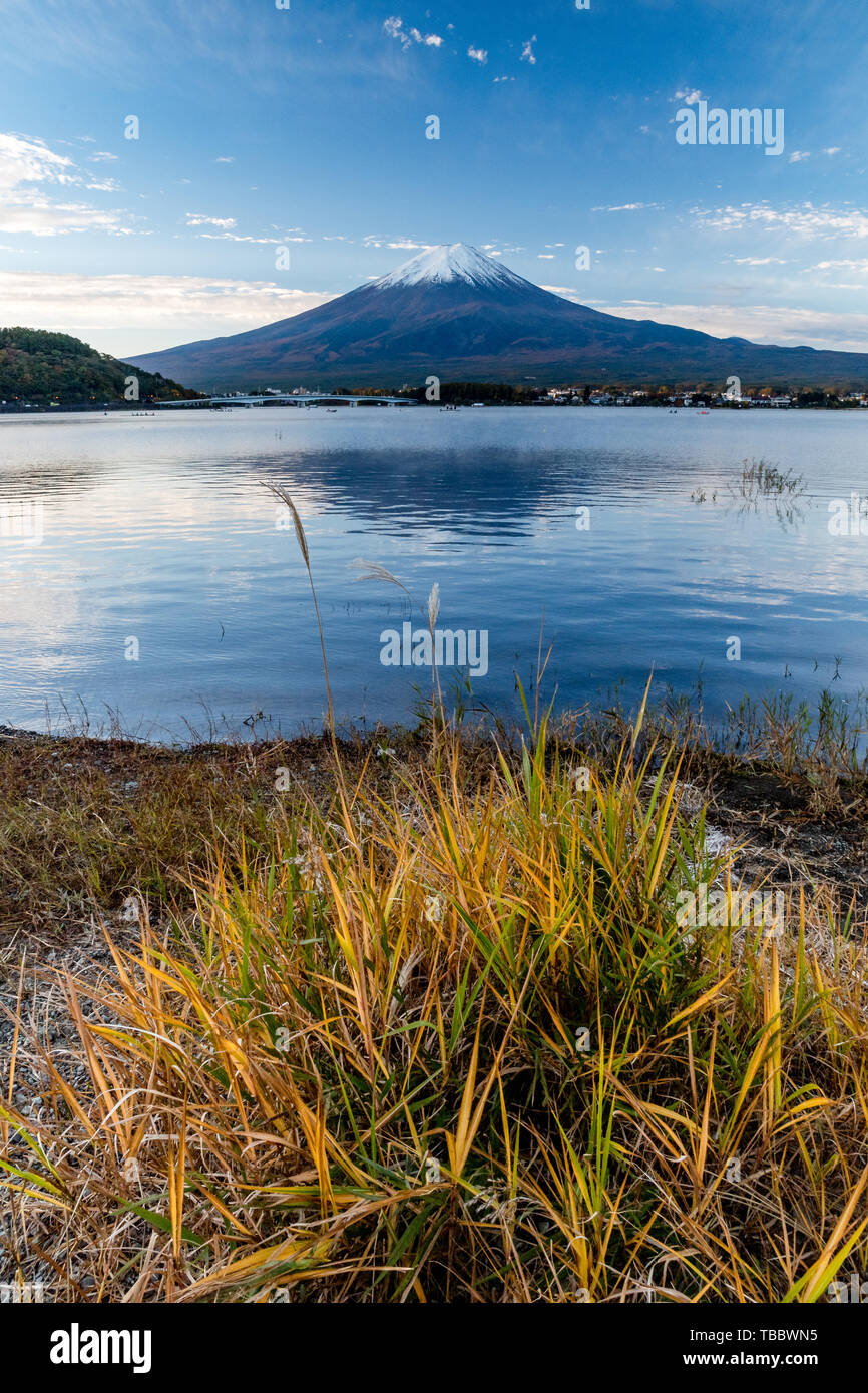 Mattina al Monte Fuji e il Lago Kawaguchiko Foto Stock