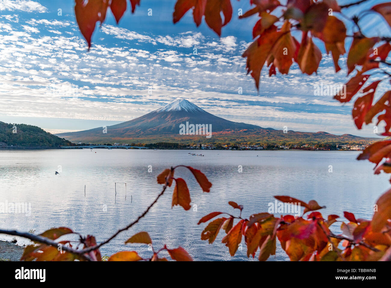 Il monte Fuji e il Lago Kawaguchiko in foglie di autunno Foto Stock