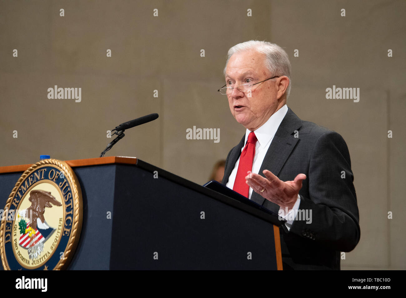 U.S Attorney General Jeff offre sessioni di commento durante il servizio di marshalling 37th amministrazione onorario di cerimonia di premiazione nella Sala Grande del Robert F. Kennedy Palazzo di Giustizia il 1 novembre 2018 a Washington, DC. Foto Stock