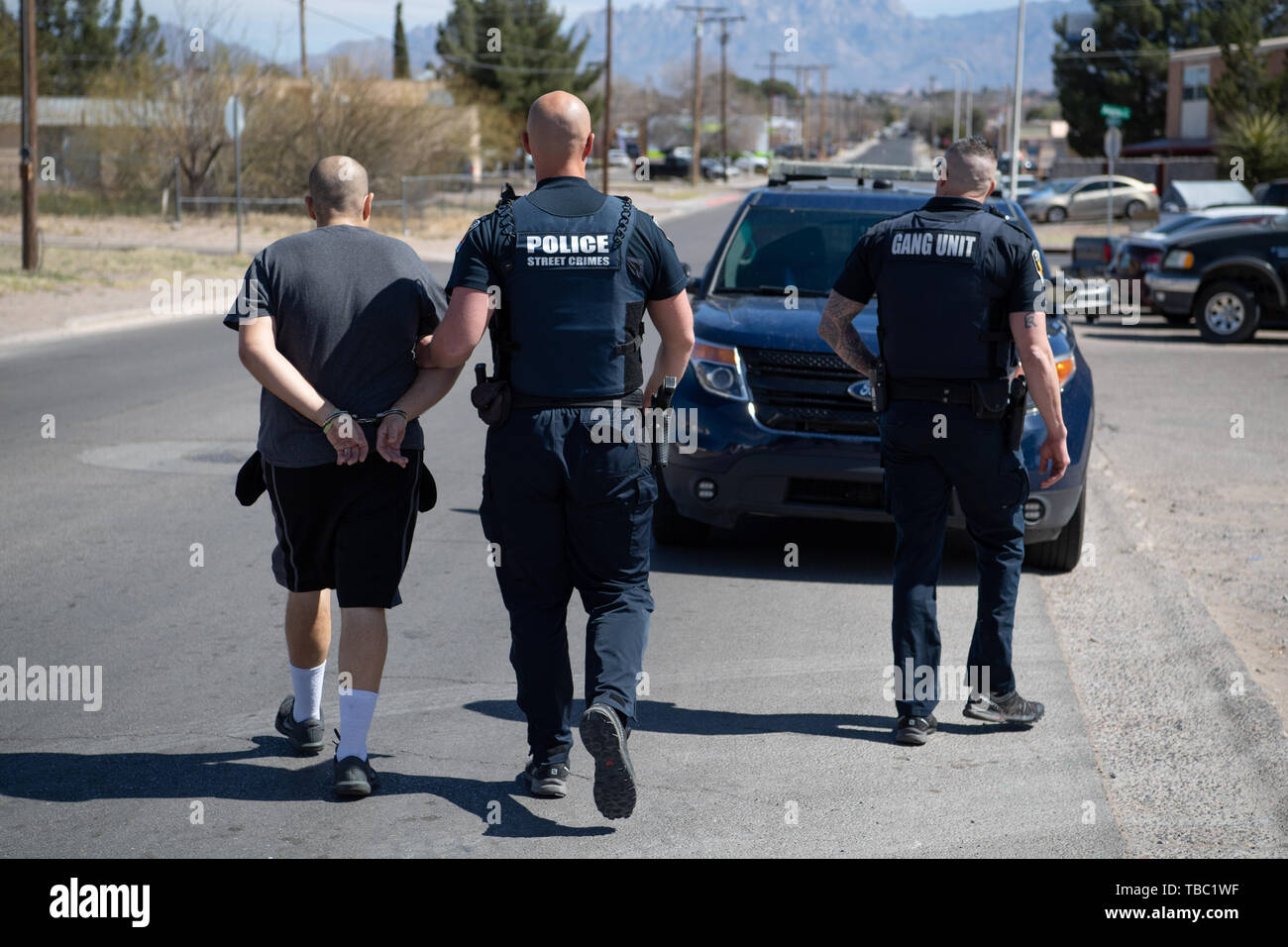 Stati Uniti Esegue il marshalling, federali, statali e locali di funzionari di polizia manette e la cattura di un fuggitivo Marzo 5, 2019 in Las Cruces, Nuovo Messico. La massiccia operazione cosiddetta di fascio triplo ha portato all'arresto di 154 fuggiaschi da tutto Dona Ana County. Foto Stock