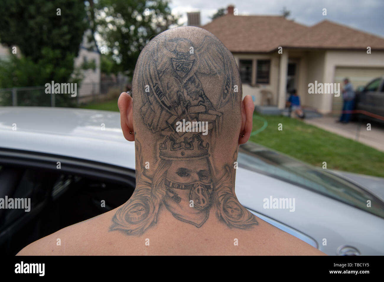 Stati Uniti Esegue il marshalling, federali, statali e locali di funzionari di polizia manette e arrestare un fuggiasco con pista di tatuaggi sulla sua testa rasata Giugno 7, 2018 in Colorado Springs, Colorado. Foto Stock