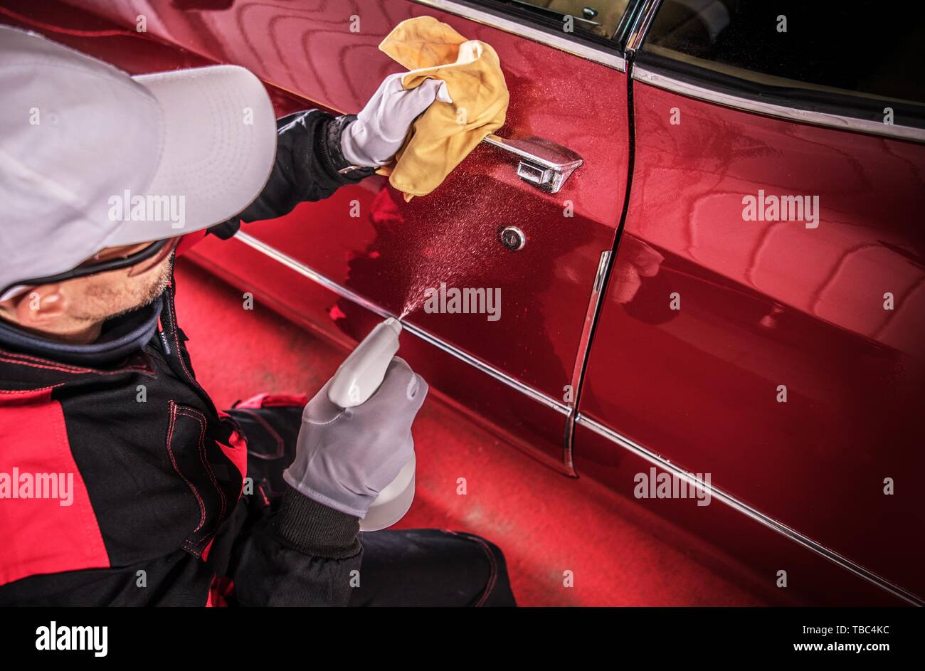 Auto classica restauro e manutenzione. Maschio caucasico hobbisti e appassionati di auto la pulizia del suo vecchio Timer. Foto Stock