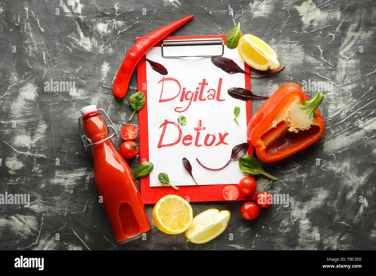 Con appunti digitali di testo DETOX e verdure fresche su sfondo scuro Foto Stock