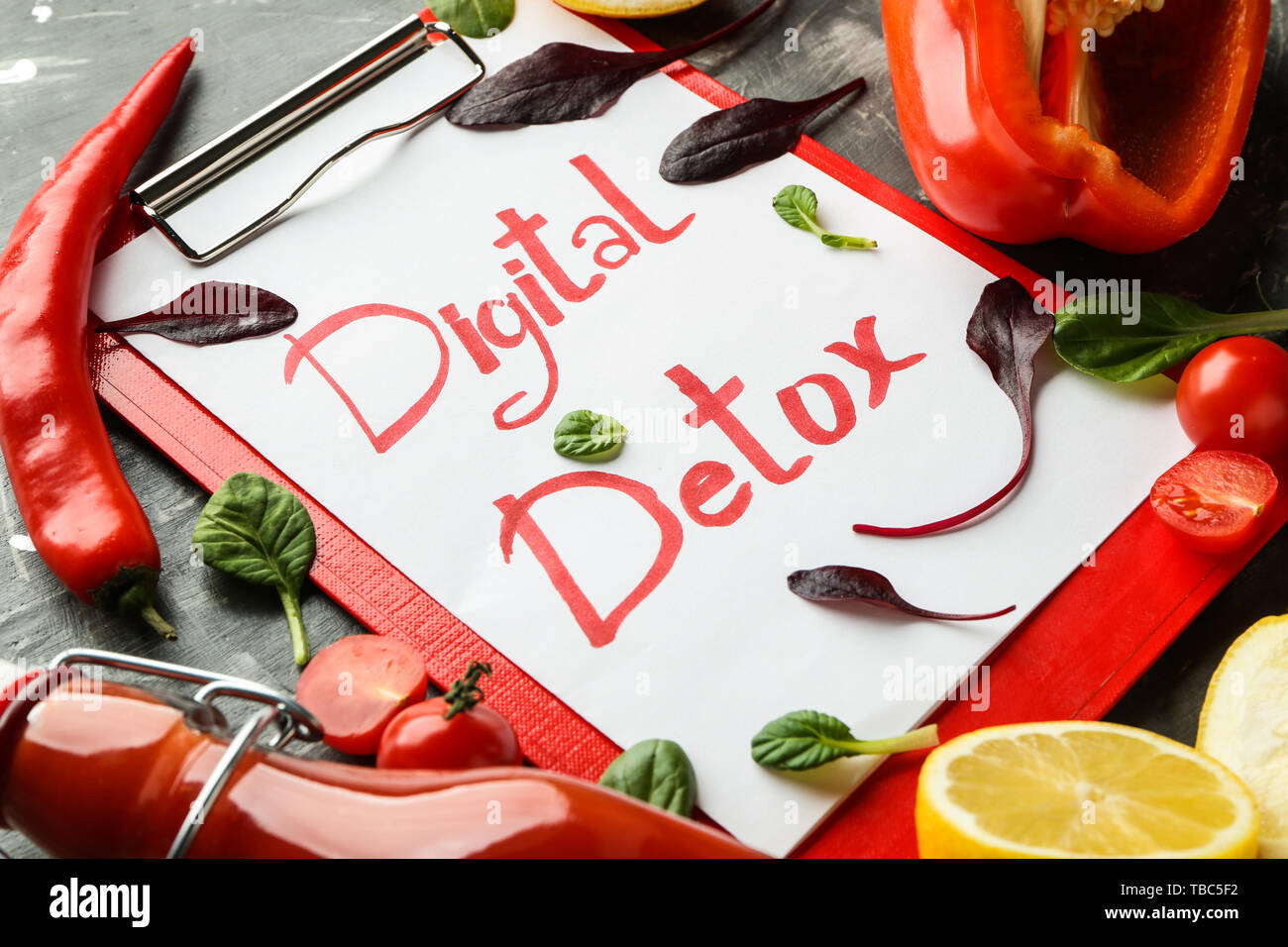 Con appunti digitali di testo DETOX e verdure fresche su sfondo scuro Foto Stock