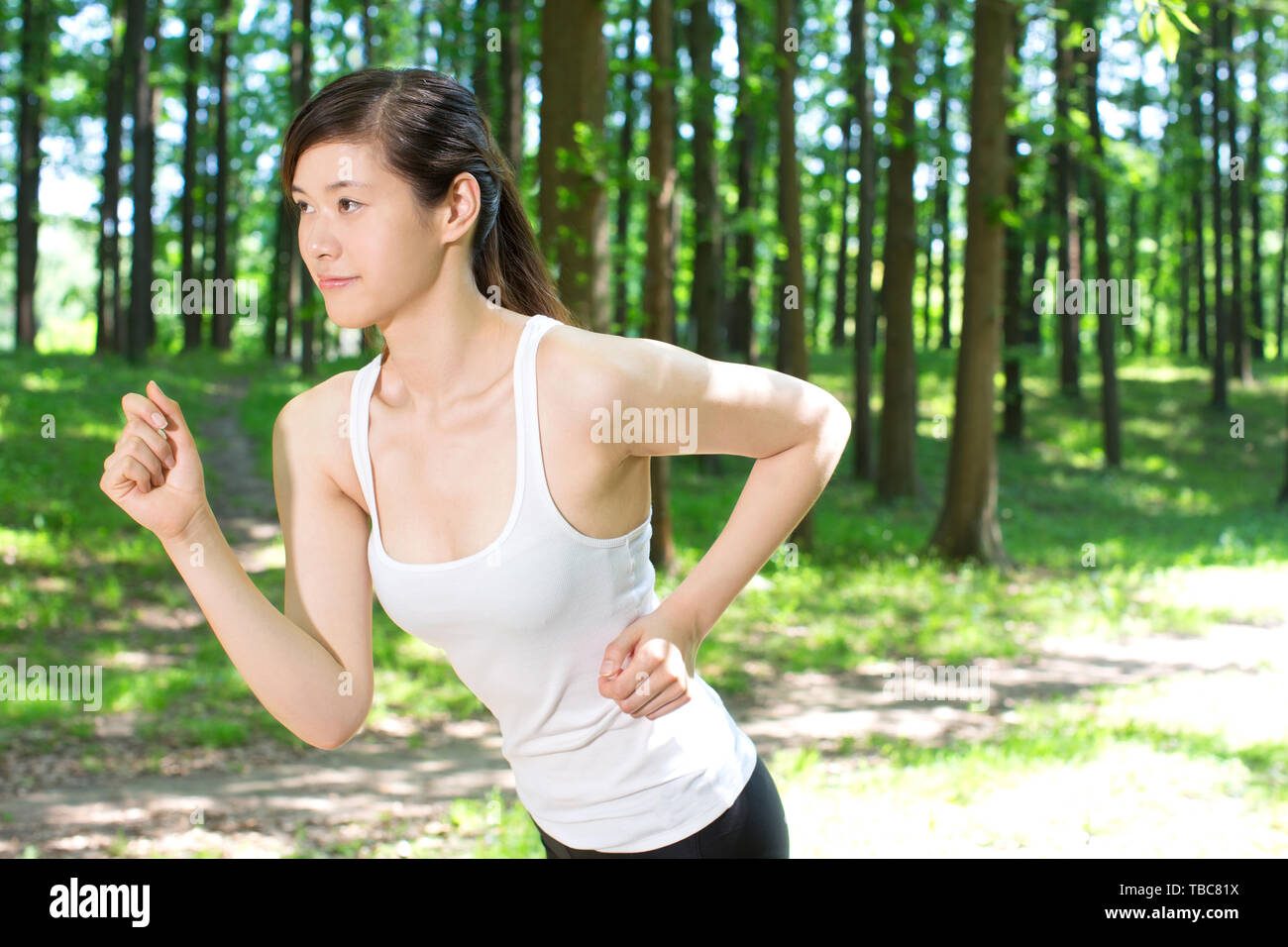 Una giovane donna compie un esercizio di fitness in un giorno di estate Foto Stock