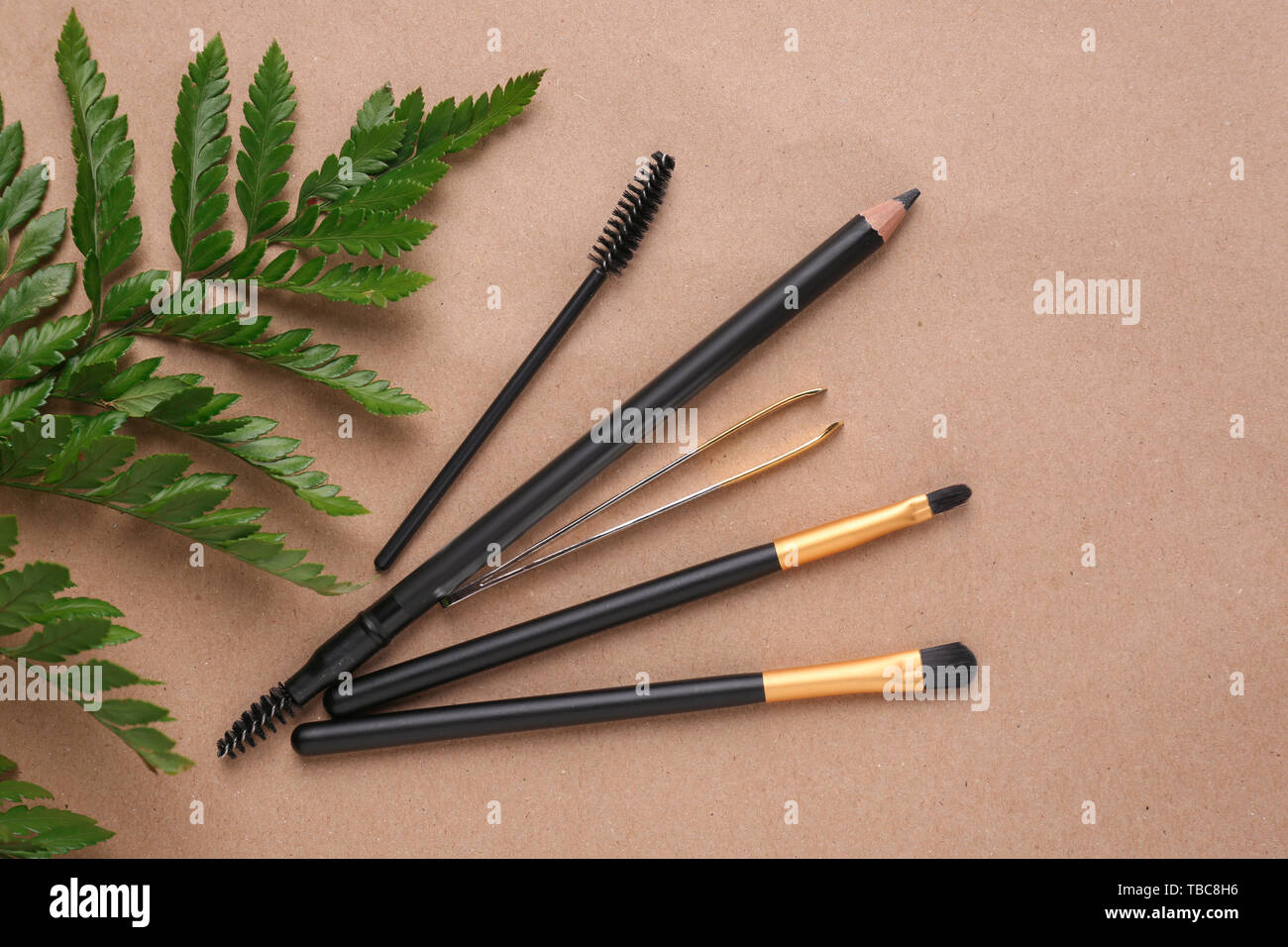 Set di attrezzi per sopracciglia correzione sul colore di sfondo Foto Stock