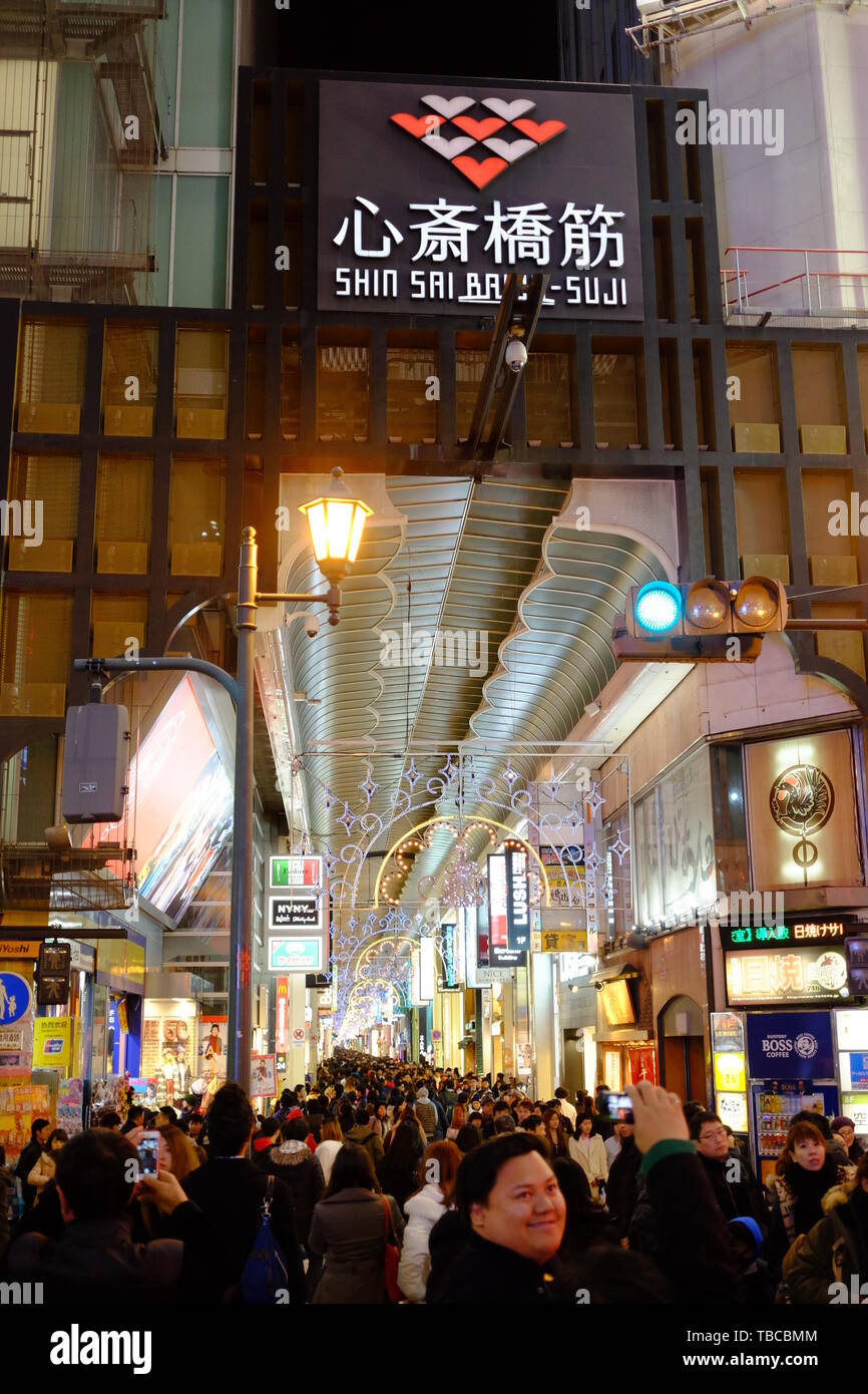 A piedi Shinsaibashi Street nella città di Osaka Foto Stock