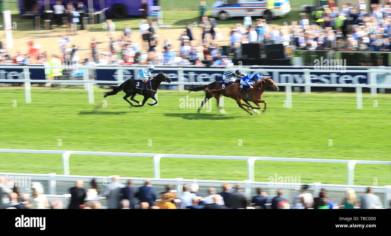 Spazio Blues cavalcato da fantino James Doyle (destra) sul modo di vincere la Investec Surrey picchetti durante il Signore giorno del 2019 Investec Derby Festival presso la Epsom Racecourse, Epsom. Foto Stock