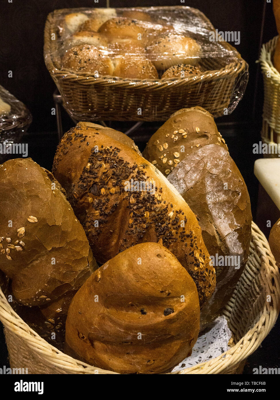 Vari tipi di pane, rotolo con sfondo di grano, panificio Foto Stock