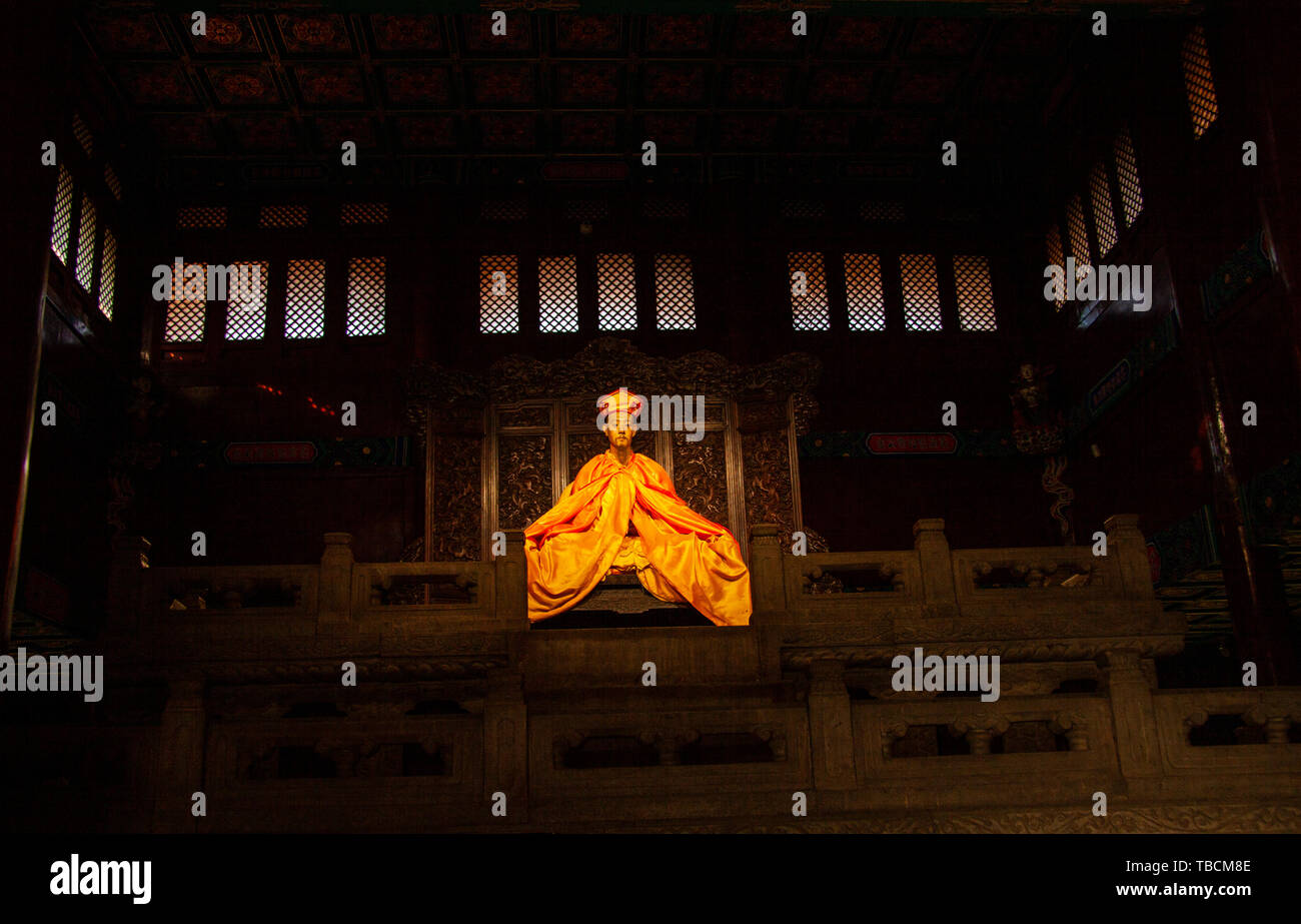 Realistiche e di illuminazione dorata statua di un passato master in ambienti bui nella lama Yonghe Tempio a Pechino in Cina Foto Stock