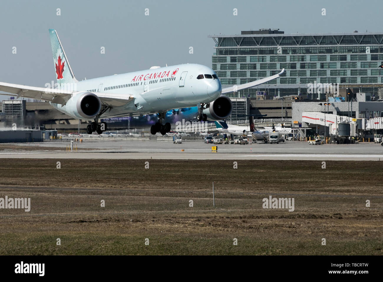 Un Air Canada Boeing 787 Dreamliner aereo è visto in atterraggio a Montréal-Pierre Elliot Trudeau International Airport di Montreal, Quebec, Canada su un Foto Stock