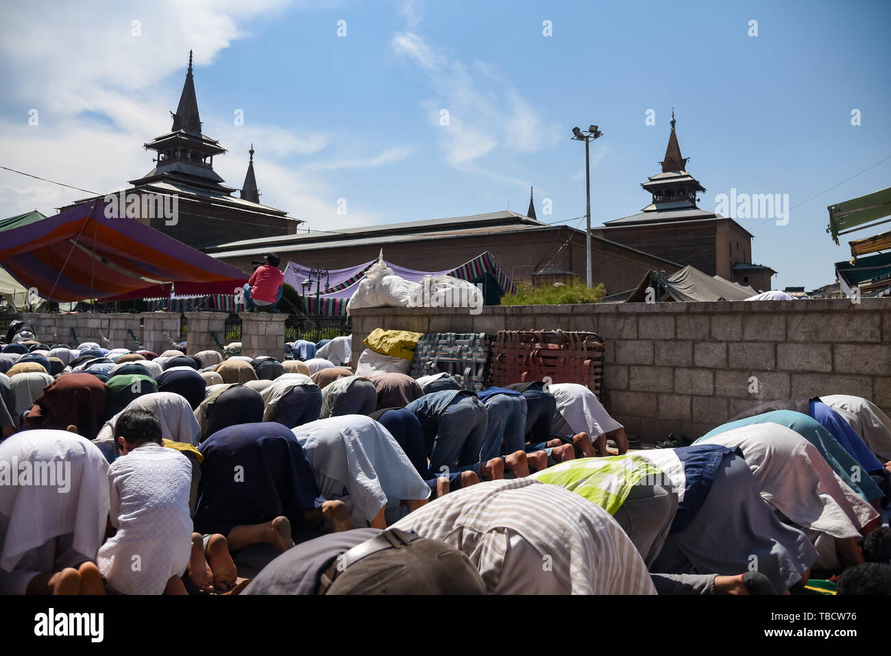 I musulmani del Kashmir offrire preghiere lungo una strada fuori Jamia Masjid durante Jumat-ul-Widah, l'ultimo venerdì del mese islamico del Ramadan. L Islam è più sacro mese del Ramadan è un periodo di intensa preghiera, alba a digiuno al tramonto e feste serali. Foto Stock
