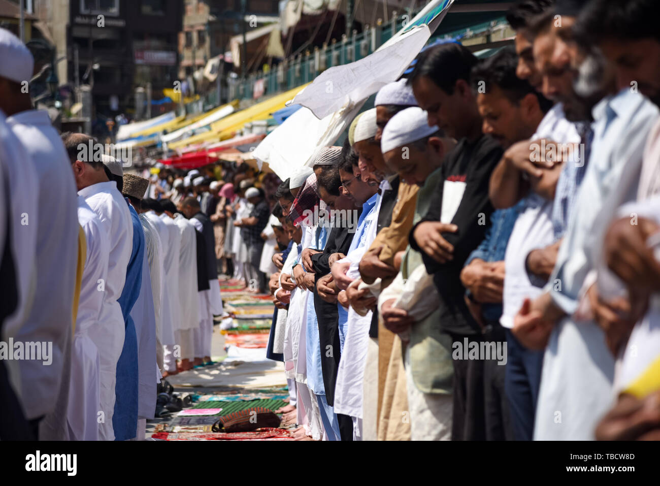 I musulmani del Kashmir offrire preghiere lungo una strada fuori Jamia Masjid durante Jumat-ul-Widah, l'ultimo venerdì del mese islamico del Ramadan. L Islam è più sacro mese del Ramadan è un periodo di intensa preghiera, alba a digiuno al tramonto e feste serali. Foto Stock