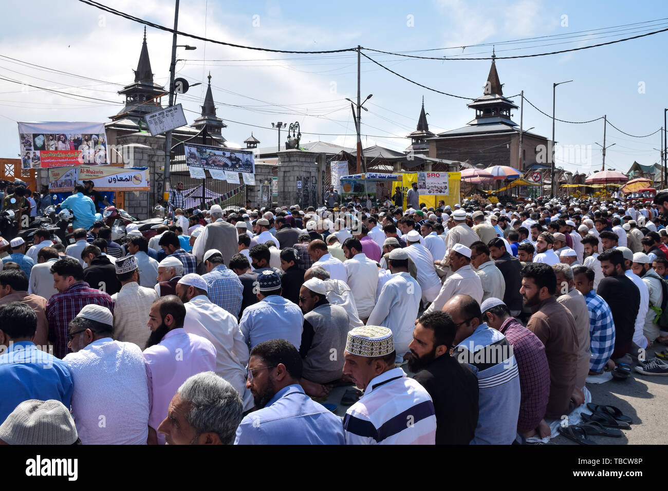 I musulmani del Kashmir offrire preghiere lungo una strada fuori Jamia Masjid durante Jumat-ul-Widah, l'ultimo venerdì del mese islamico del Ramadan. L Islam è più sacro mese del Ramadan è un periodo di intensa preghiera, alba a digiuno al tramonto e feste serali. Foto Stock
