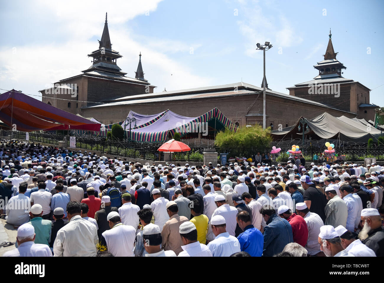 I musulmani del Kashmir offrire preghiere lungo una strada fuori Jamia Masjid durante Jumat-ul-Widah, l'ultimo venerdì del mese islamico del Ramadan. L Islam è più sacro mese del Ramadan è un periodo di intensa preghiera, alba a digiuno al tramonto e feste serali. Foto Stock