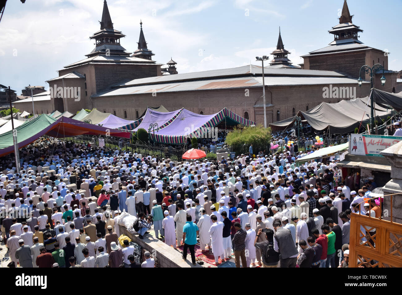 I musulmani del Kashmir offrire preghiere lungo una strada fuori Jamia Masjid durante Jumat-ul-Widah, l'ultimo venerdì del mese islamico del Ramadan. L Islam è più sacro mese del Ramadan è un periodo di intensa preghiera, alba a digiuno al tramonto e feste serali. Foto Stock