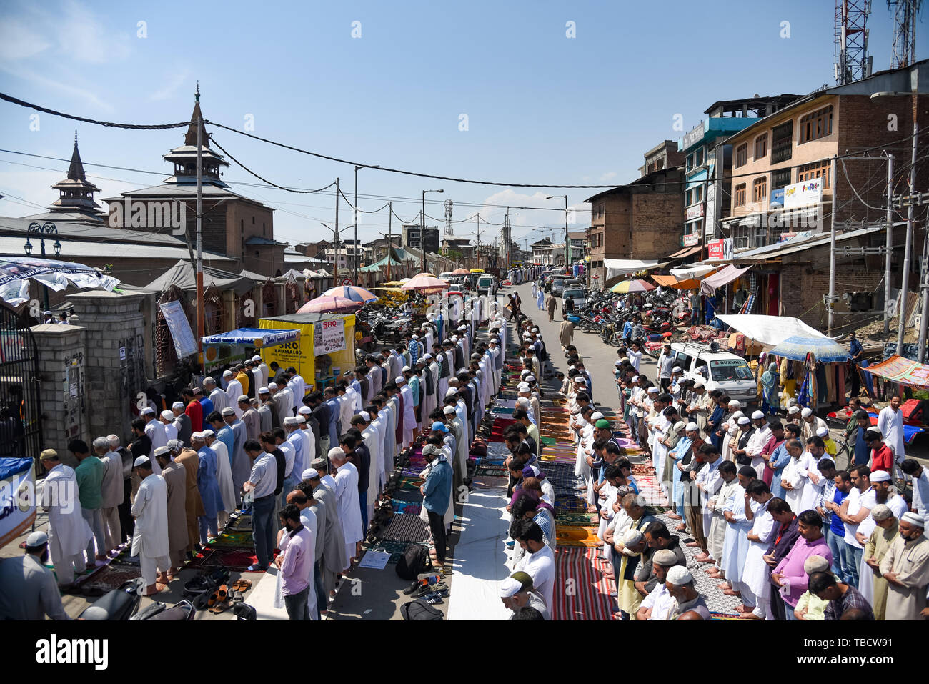 I musulmani del Kashmir offrire preghiere lungo una strada fuori Jamia Masjid durante Jumat-ul-Widah, l'ultimo venerdì del mese islamico del Ramadan. L Islam è più sacro mese del Ramadan è un periodo di intensa preghiera, alba a digiuno al tramonto e feste serali. Foto Stock