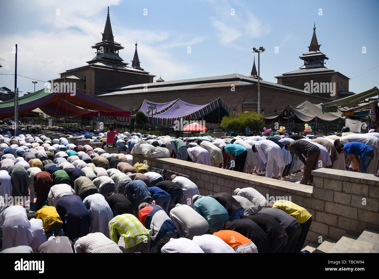 I musulmani del Kashmir offrire preghiere lungo una strada fuori Jamia Masjid durante Jumat-ul-Widah, l'ultimo venerdì del mese islamico del Ramadan. L Islam è più sacro mese del Ramadan è un periodo di intensa preghiera, alba a digiuno al tramonto e feste serali. Foto Stock
