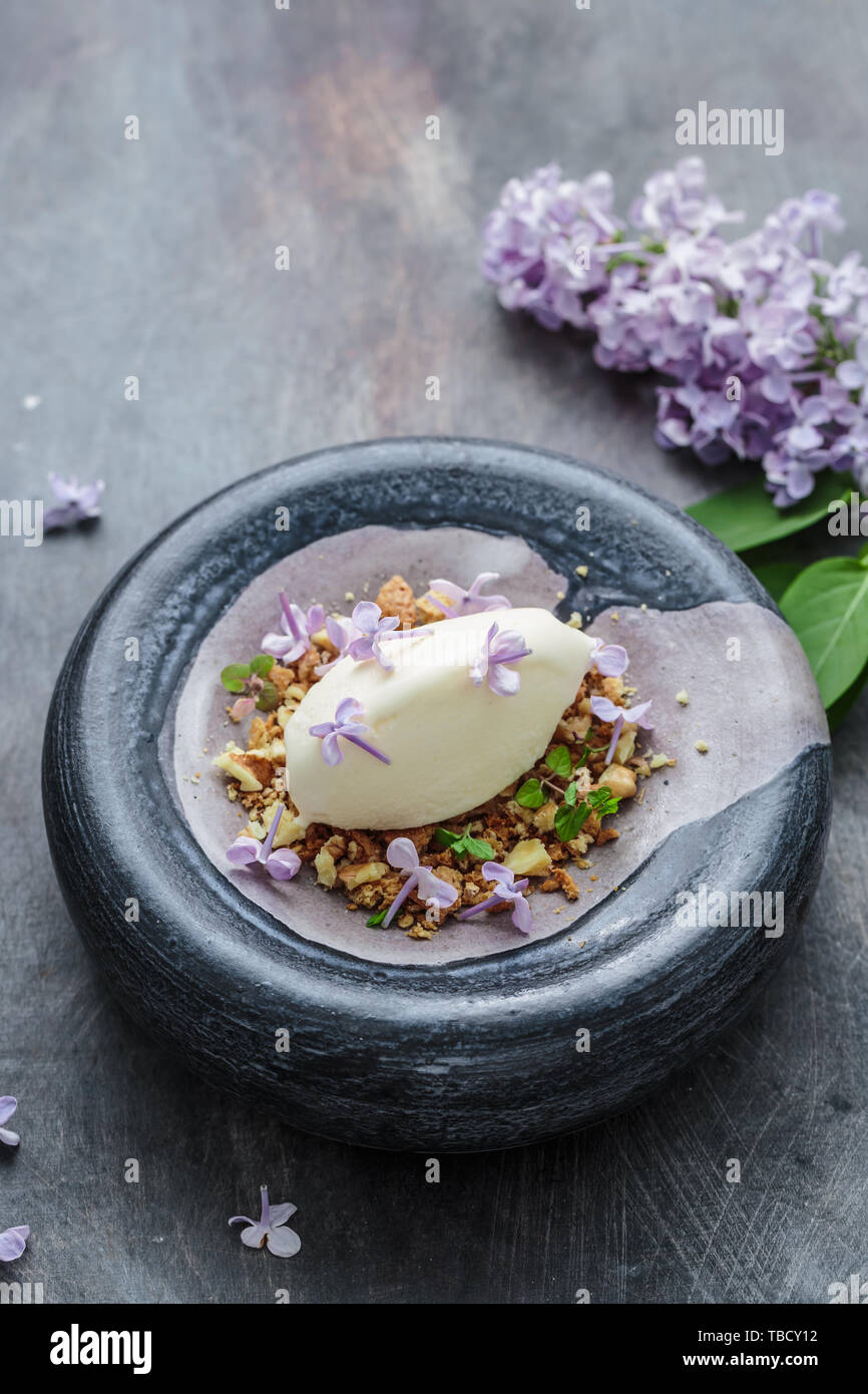 Gelato alla crema con fiori lilla, ristorante disg, spazio di copia Foto Stock