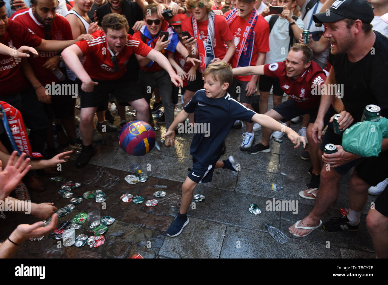 Tifosi del Liverpool gioca con una sfera sulla strada nel centro di Madrid. Circa 5000 tifosi del Liverpool si radunano nel centro di Madrid in vista del finale di UEFA Champions League tra Liverpool F.C. (UK) e Tottenham Hotspur F.C. (UK), che sarà sabato 1 giugno 2019 a Wanda Metropolitano stadium in Madrid. Foto Stock