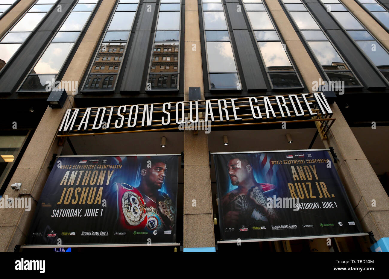 Poster con Anthony Giosuè e Andy Ruiz al di fuori del Madison Square Garden di New York. Foto Stock