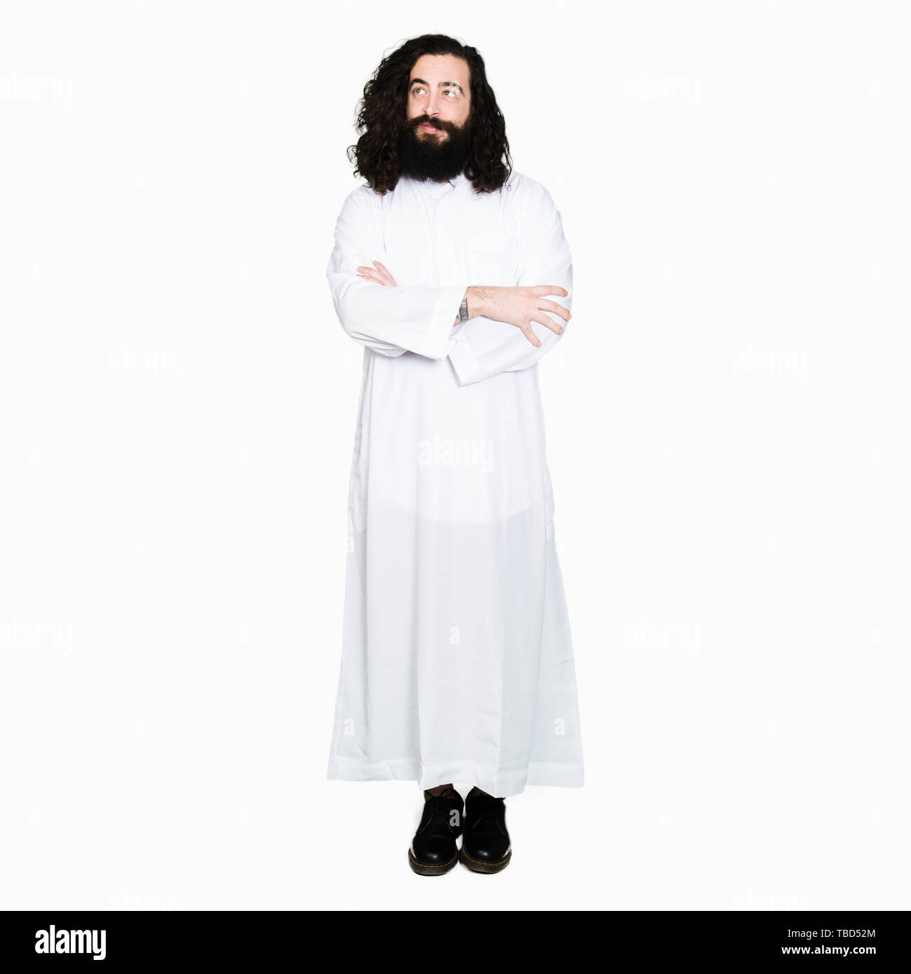 Uomo che portava Gesù Cristo costume sorridente cercando lato e lo sguardo lontano pensando. Foto Stock