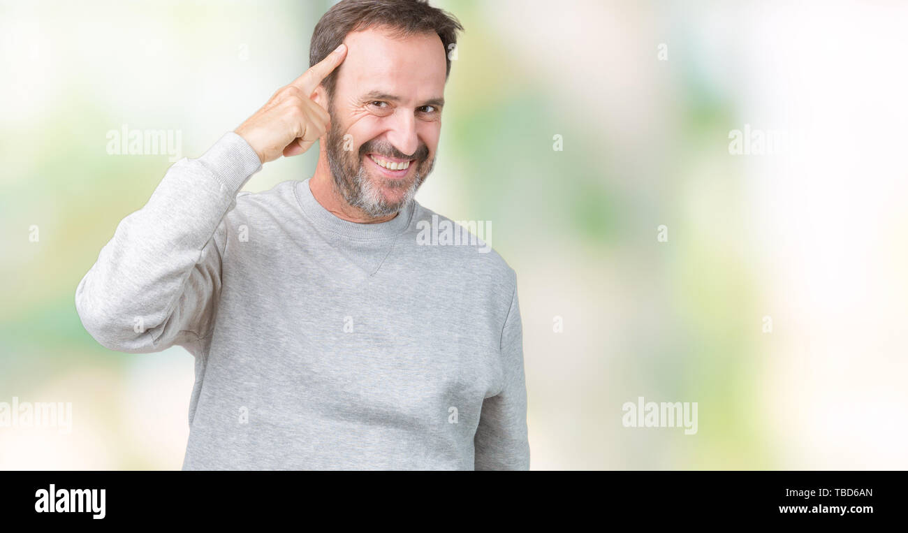 Bella la mezza età senior uomo che indossa una felpa su sfondo isolato sorridente puntando alla testa con un dito, grande idea o pensiero, buona mem Foto Stock