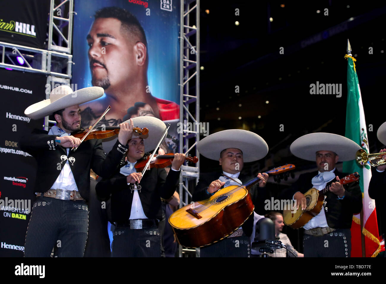 Un Mariachi band suona il messicano inno nazionale durante la pesatura in al Madison Square Garden di New York. Foto Stock