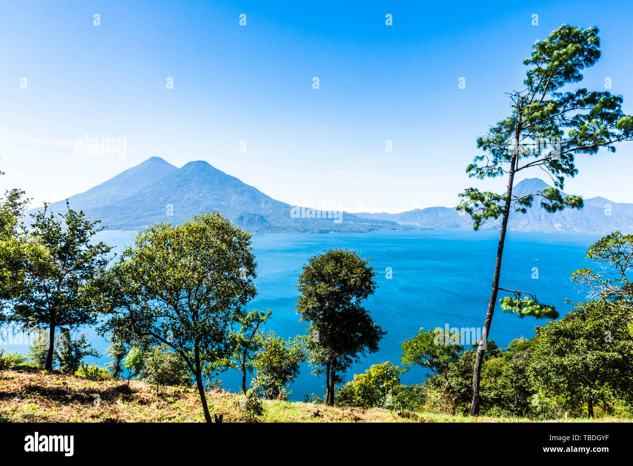 Vista del lago Atitlan & Atitlan, Toliman & San Pedro vulcani dal punto di vista vicino a San Andrés Semetabaj, Guatemala, America Centrale Foto Stock