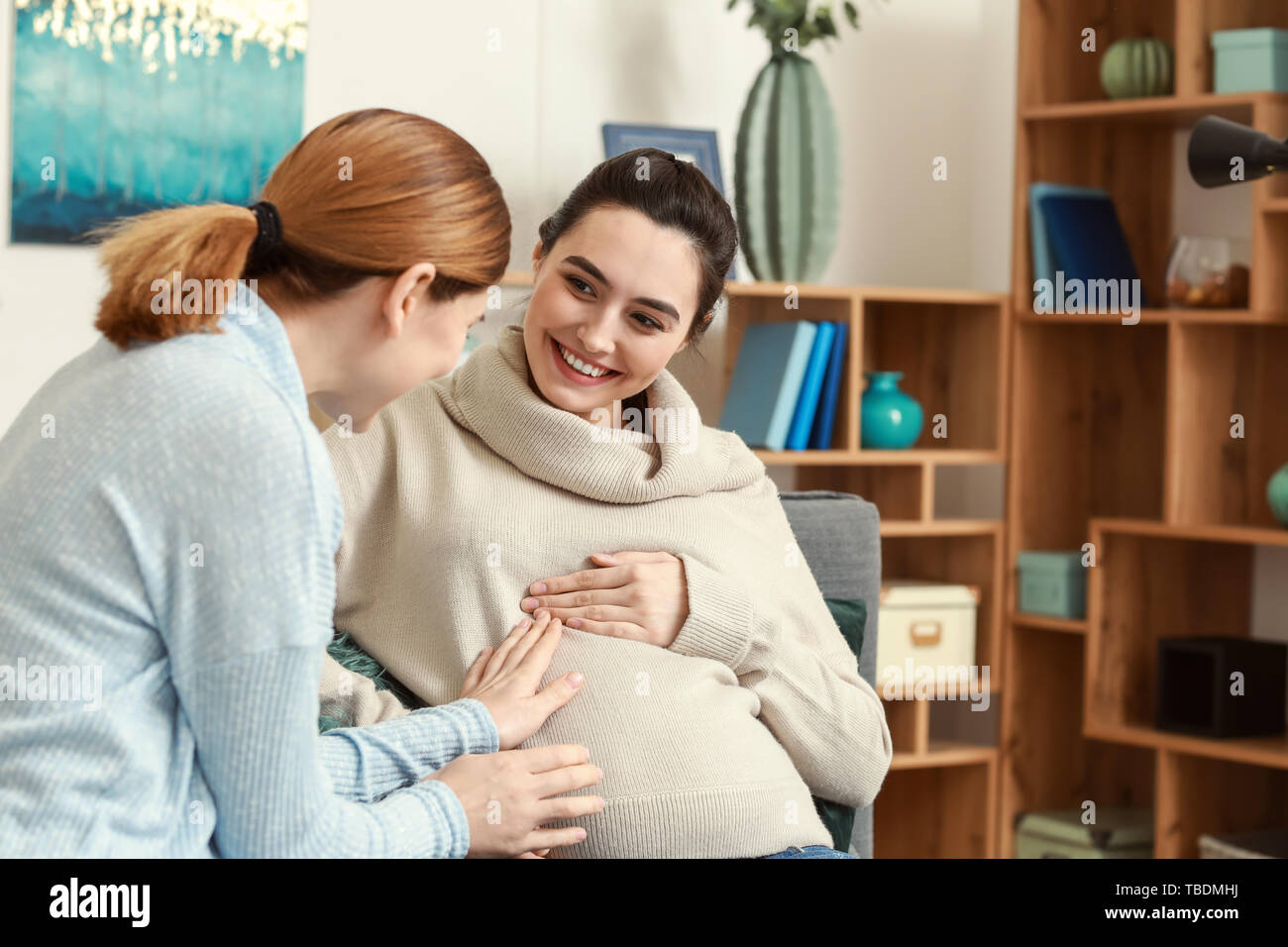 Doula (con la donna incinta a casa Foto Stock