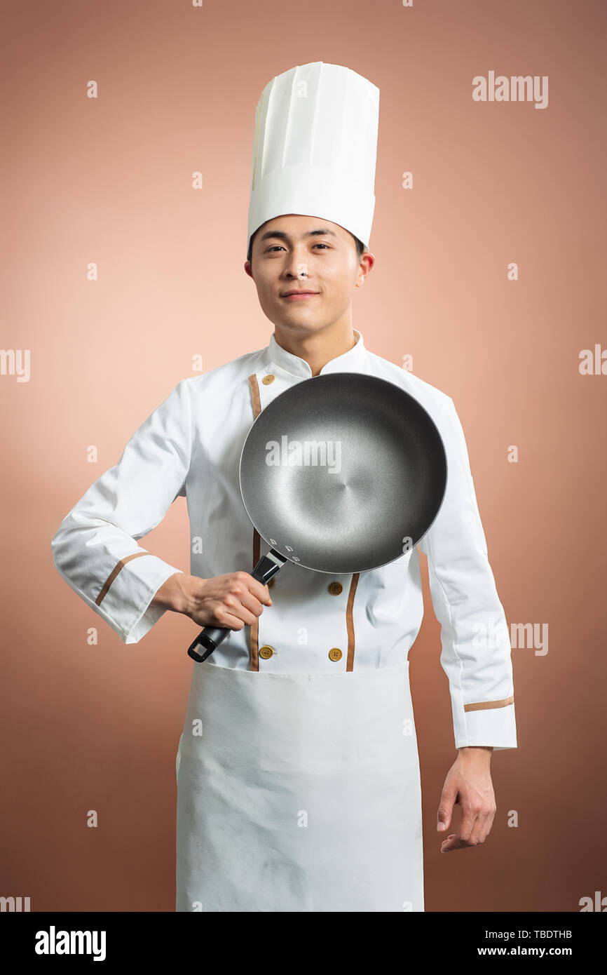 Lo chef cucina piatti deliziosi Foto Stock
