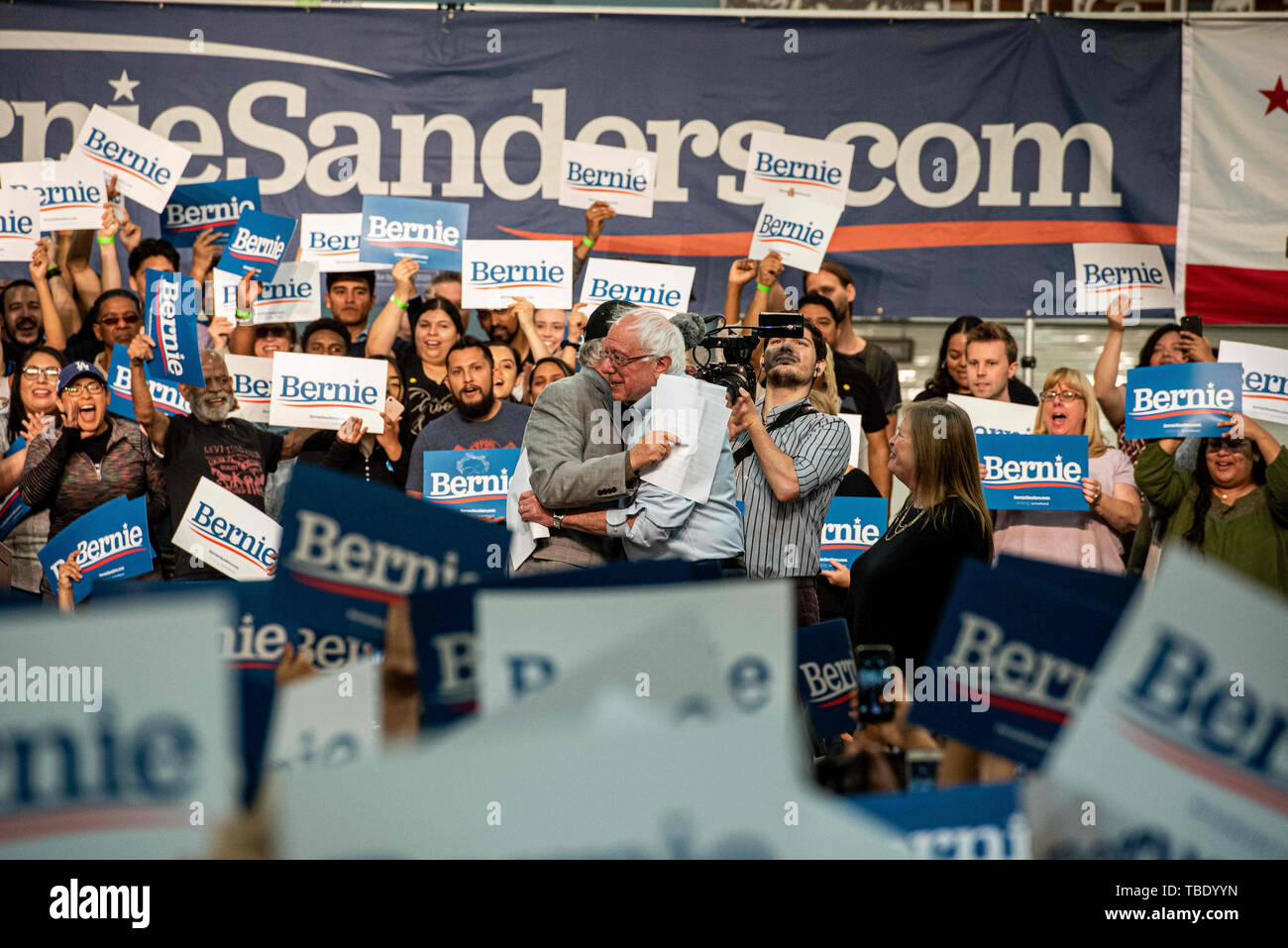 Pasadena, California, Stati Uniti d'America. 31 Maggio, 2019. Ben & Jerry's co-fondatori BEN COHEN abbracci il senatore BERNIE SANDERS nella parte anteriore dei tifosi a Pasadena Convention Center di Pasadena, California, venerdì 31 maggio. Credito: Justin L. Stewart/ZUMA filo/Alamy Live News Foto Stock