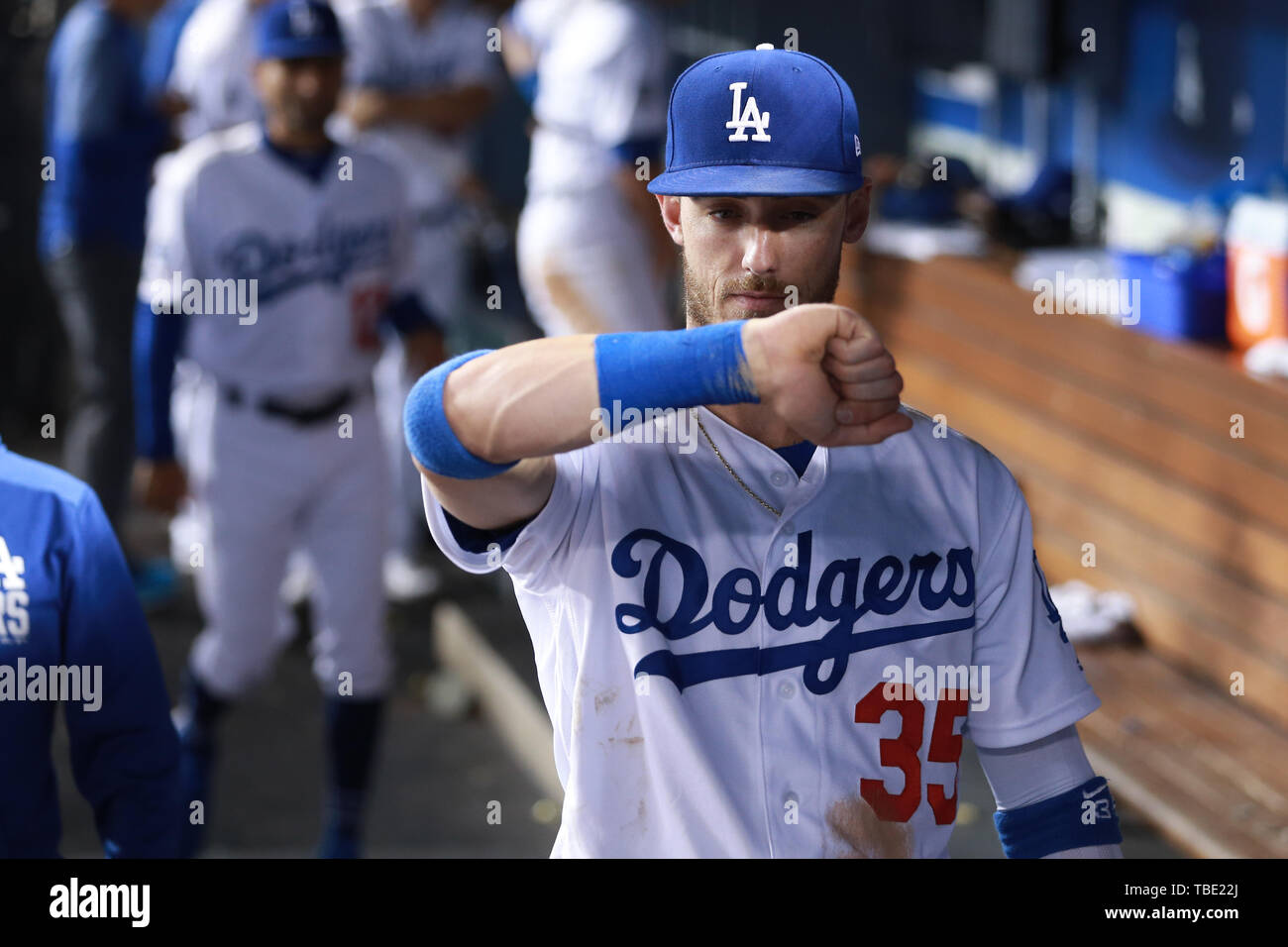 Los Angeles, CA, Stati Uniti d'America. 31 Maggio, 2019. Los Angeles Dodgers primo baseman Cody Bellinger (35) controlla il suo fake watch in piroga durante il gioco tra i Philadelphia Phillies e i Los Angeles Dodgers al Dodger Stadium di Los Angeles, CA. (Foto di Peter Joneleit) Credito: csm/Alamy Live News Foto Stock