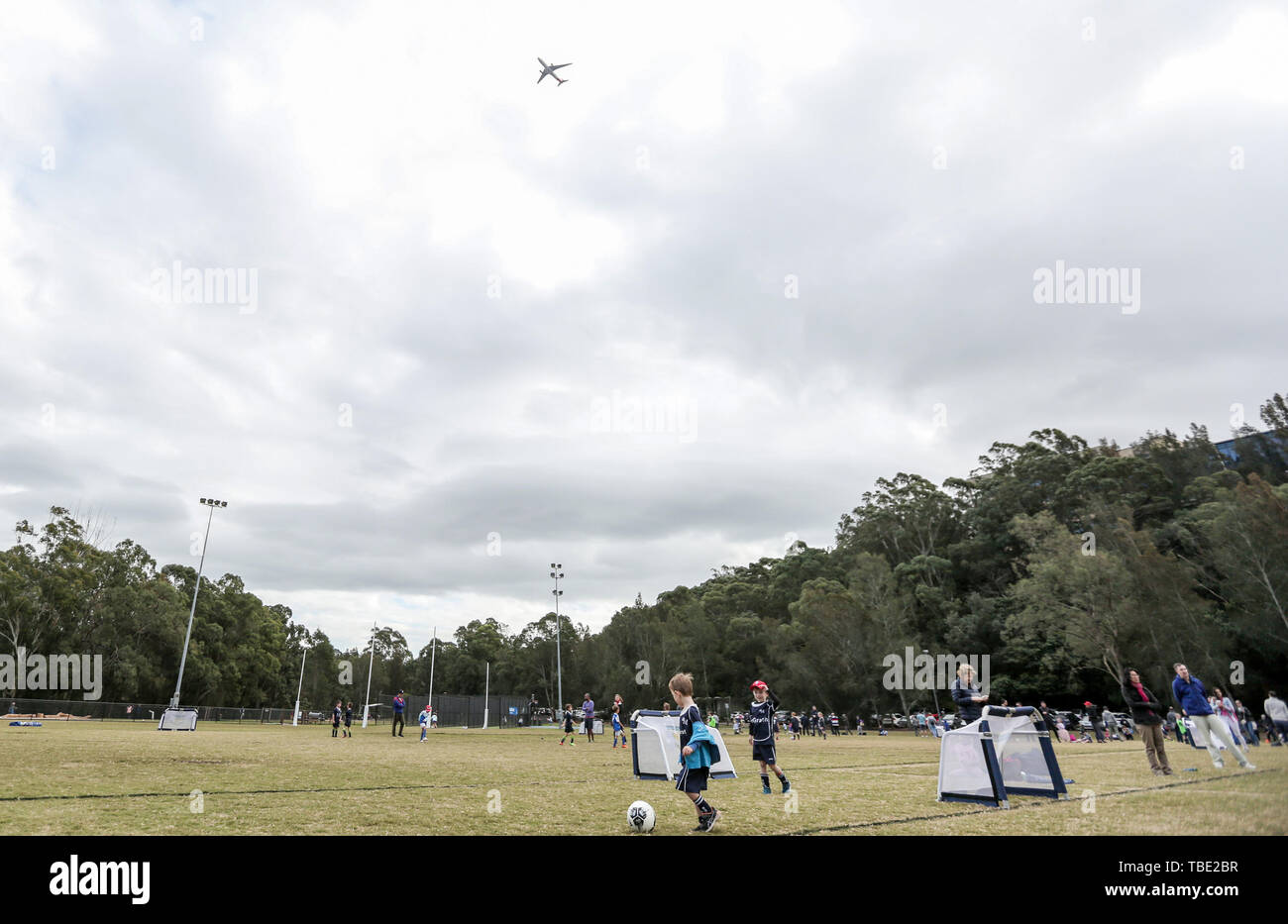 Sydney, Australia. Il 1 giugno, 2019. I giocatori di competere durante una partita di calcio a Sydney in Australia, Giugno 1, 2019. Periferia Nord Football Association (NSFA) di Sydney ha organizzato numerosi concorsi per i diversi gruppi di età qui il sabato. Credito: Bai Xuefei/Xinhua/Alamy Live News Foto Stock