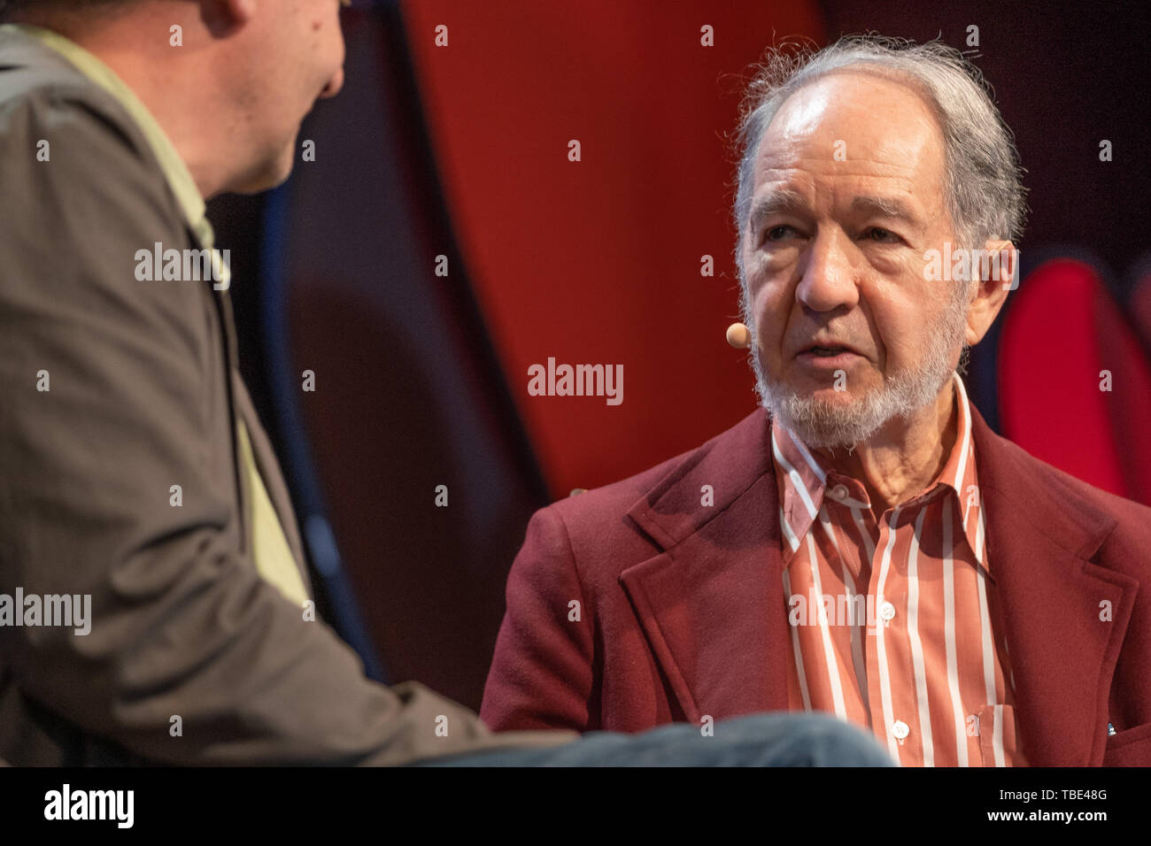 Il Festival di fieno, Hay on Wye, Wales UK , Sabato 01 Giugno 2019. JARED DIAMOND, geografo americano, storico ed autore più noto per il suo popolare scienza libri terzo scimpanzè (1991); PISTOLE, germi, e acciaio (1997, che si è aggiudicato un premio Pulitzer); Collasso (2005); e il mondo fino a ieri (2012). Che appaiono sul palcoscenico del 2019 Hay Festival festival, ora nel suo trentaduesimo anno, si tiene ogni anno nella piccola città di Hay on Wye in Galles - Inghilterra di frontiera, attrae i migliori scrittori, politici e intellettuali di tutto il mondo per dieci giorni di colloqui e discussioni, cel Foto Stock