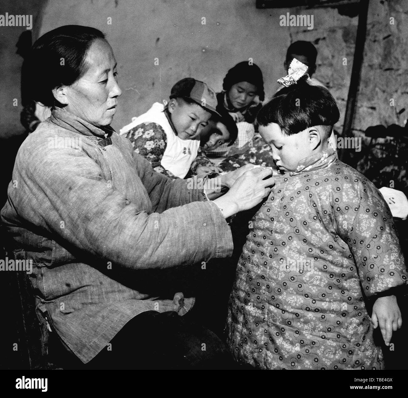 Pechino, Nanjing, Cina. Il 1 giugno, 2019. In questo file foto rilasciata a Dic. 19, 1959, Chen Yuying (L), un asilo infermiera, aiuta i bambini a indossare abbigliamento invernale in Nanjing East cinese della provincia di Jiangsu. Cina Internazionale ha celebrato la Giornata per i bambini il 1 giugno 2019. Questi file foto registrate come i bambini cinesi hanno trascorso la loro infanzia in asili nido e scuole materne decine di anni fa. Credito: Wang Wenhua/Xinhua/Alamy Live News Credito: Xinhua/Alamy Live News Foto Stock