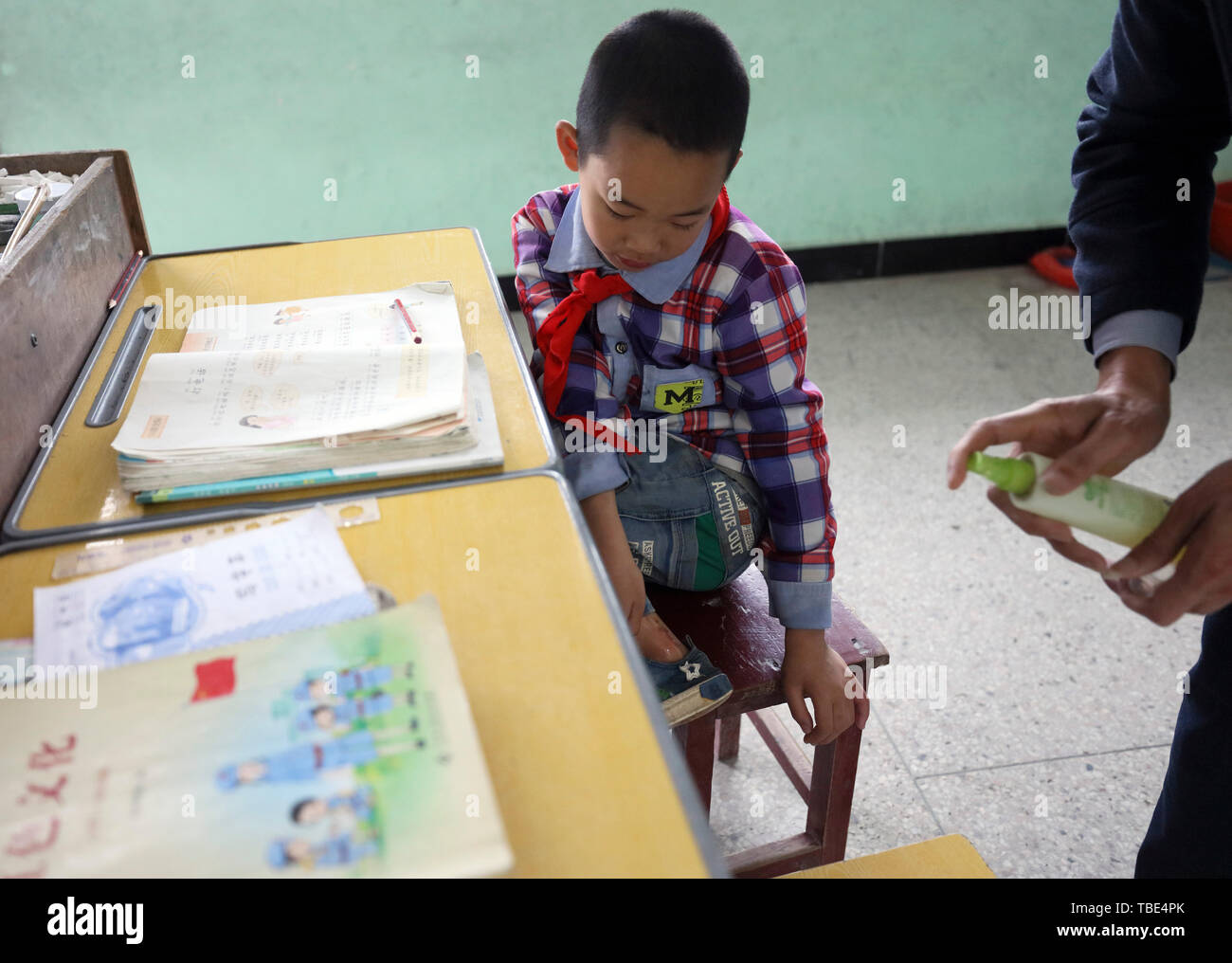 (190601) -- PECHINO, 1 giugno 2019 (Xinhua) -- Wang Beihai (R) spruzza acqua floreale per Chen Weiyu per alleviare il prurito da punture di zanzara a Sanhe Scuola Elementare di Dabaidi township di Città Ruijin, Cina orientale della provincia di Jiangxi, 7 maggio 2019. La Sanhe scuola elementare, situato nella profondità della montagna di Ruijin, ha un solo insegnante, 46-anno-vecchio Wang, Beihai e uno studente Chen Weiyu, un 9-anno-vecchio ragazzo da una povertà-famiglia colpita. Lo studente Chen Weiyu, che ha vissuto con il suo grandapa, utilizzato per stude presso una scuola a circa venti chilometri di distanza da casa sua. Il suo nonno ha dovuto prendere lui e Foto Stock