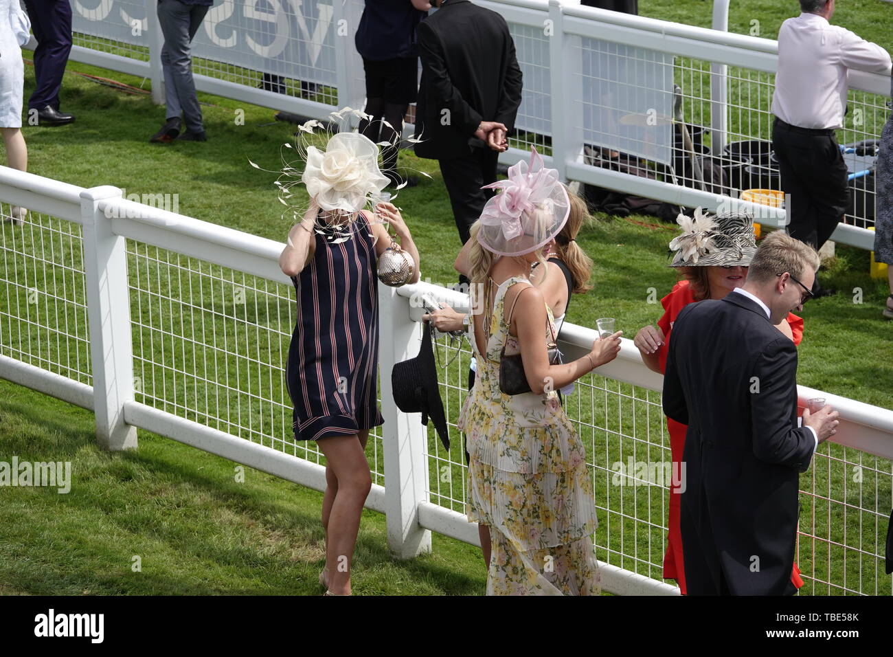 Epsom Downs, Surrey, Regno Unito. Il 1 giugno, 2019. Epsom Downs, Surrey, Regno Unito. Il Signore tenere su la loro cappelli come il vento si alza sulla Derby giornata al Derby Investec Festival Foto Stock