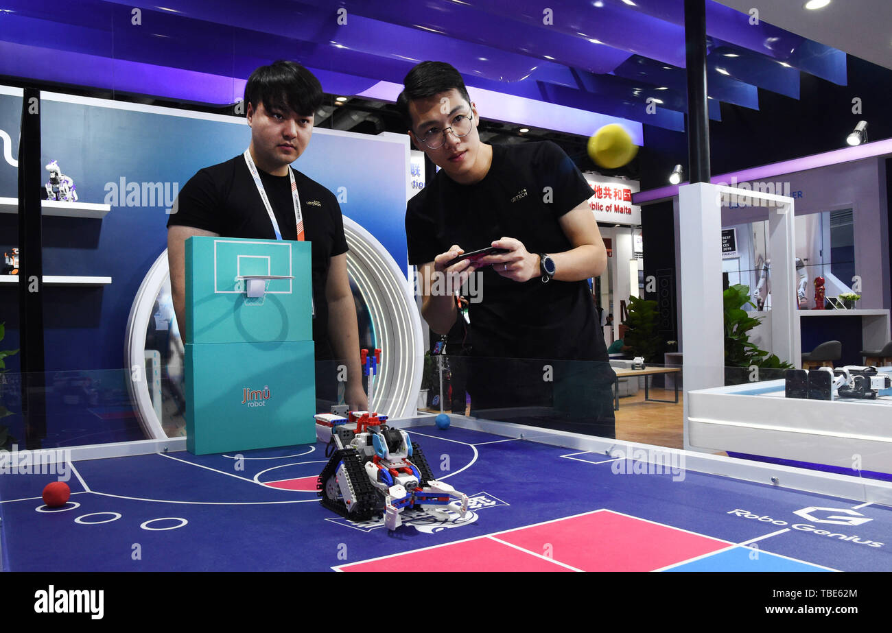 Pechino, Cina. 28 Maggio, 2019. Le persone interagiscono con una smart giocattolo educativo mattone robot durante il 2019 la Cina Fiera internazionale per gli scambi di servizi (CIFTIS) a Pechino, capitale della Cina, 28 maggio 2019. Credito: Ren Chao/Xinhua/Alamy Live News Foto Stock