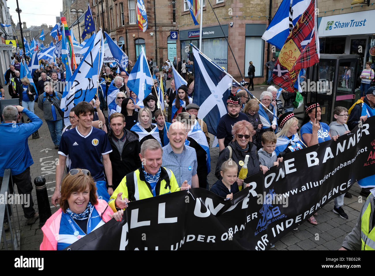 GALASHIELS, Bank Street / Canale Street , REGNO UNITO. 01.Jun.2019. Tutti sotto uno striscione marzo didascalia: ammassato marzo a sostegno della Scottish Indy Ref 2, Sabato 01 Giugno 2019 in Galashiels, migliaia di sostenitori riempito le strade di Galashiels, una piccola minoranza di mantenere la Gran Bretagna insieme attivisti vocal nell'area, organizzata da tutti sotto una campagna banner (Foto: Rob grigio) Foto Stock