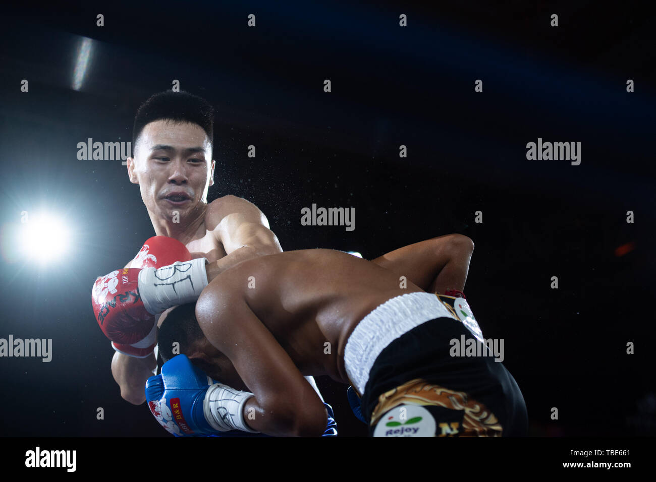 Macao. Il 1 giugno, 2019. Chen Sen (L) della Cina compete con Richie Mepranum Calunsag delle Filippine durante il Pan Pacific Junior Peso piuma corrisponde al 2019 IBF Championship Super Gala di Macao in Cina il 1 giugno 2019. Credito: Cheong Kam Ka/Xinhua/Alamy Live News Foto Stock