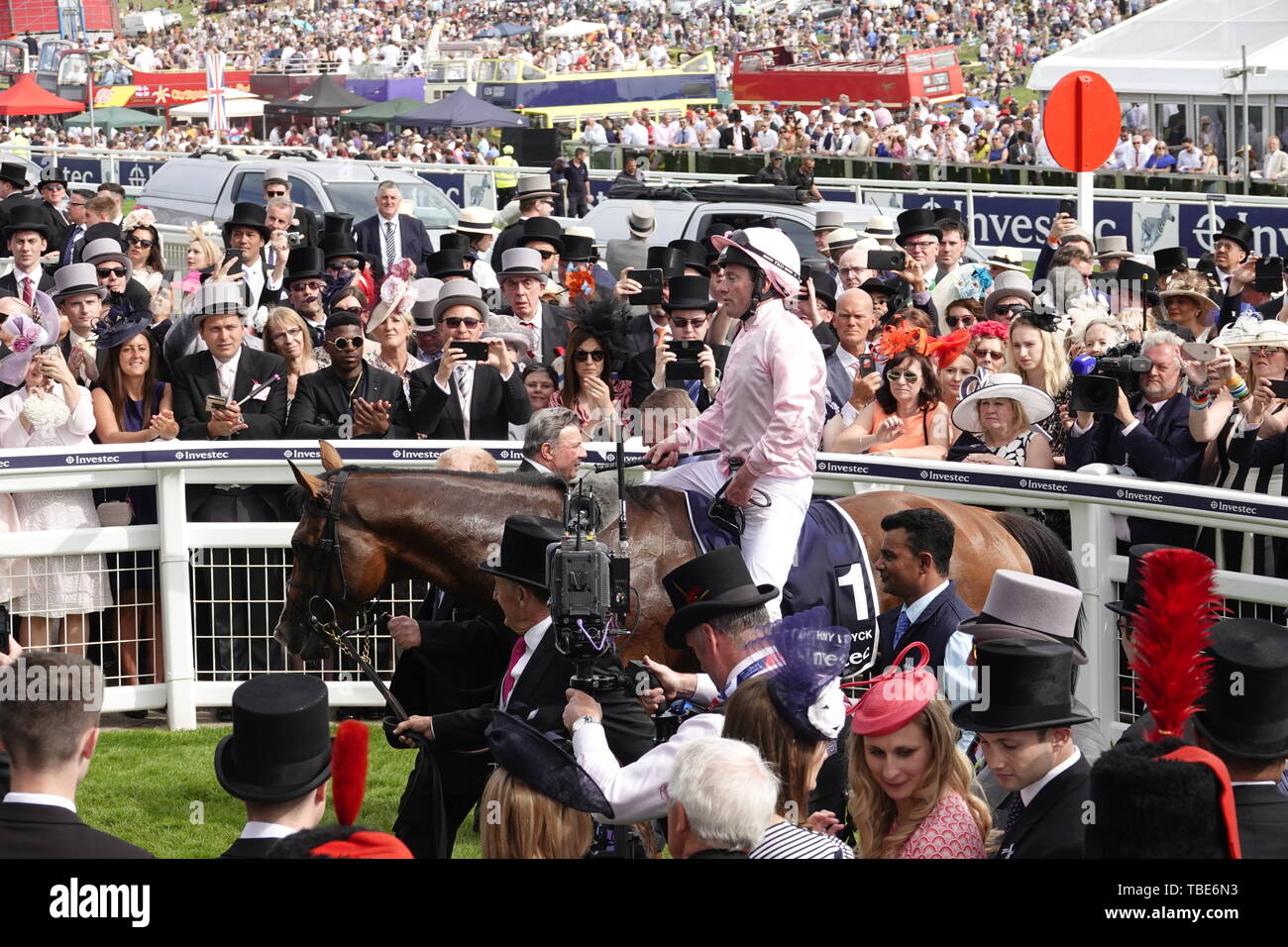 Il 1 giugno, 2019. Epsom Downs, Surrey, Regno Unito Anthony Van Dyck vince il derby 2019 in una chiamata di chiusura Credito: Motofoto/Alamy Live News Foto Stock