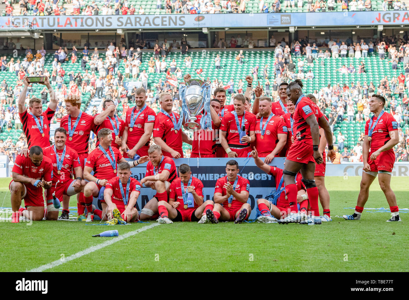 Londra, Regno Unito. 01th, Giu 2019. I Saraceni festeggiare la conquista dell'Gallagher Premiership Rugby partita finale tra i saraceni e Exeter Chiefs a Twickenham Stadium di Sabato, 01 giugno 2019. Londra Inghilterra . (Solo uso editoriale, è richiesta una licenza per uso commerciale. Nessun uso in scommesse, giochi o un singolo giocatore/club/league pubblicazioni.) Credito: Taka G Wu/Alamy Live News Foto Stock