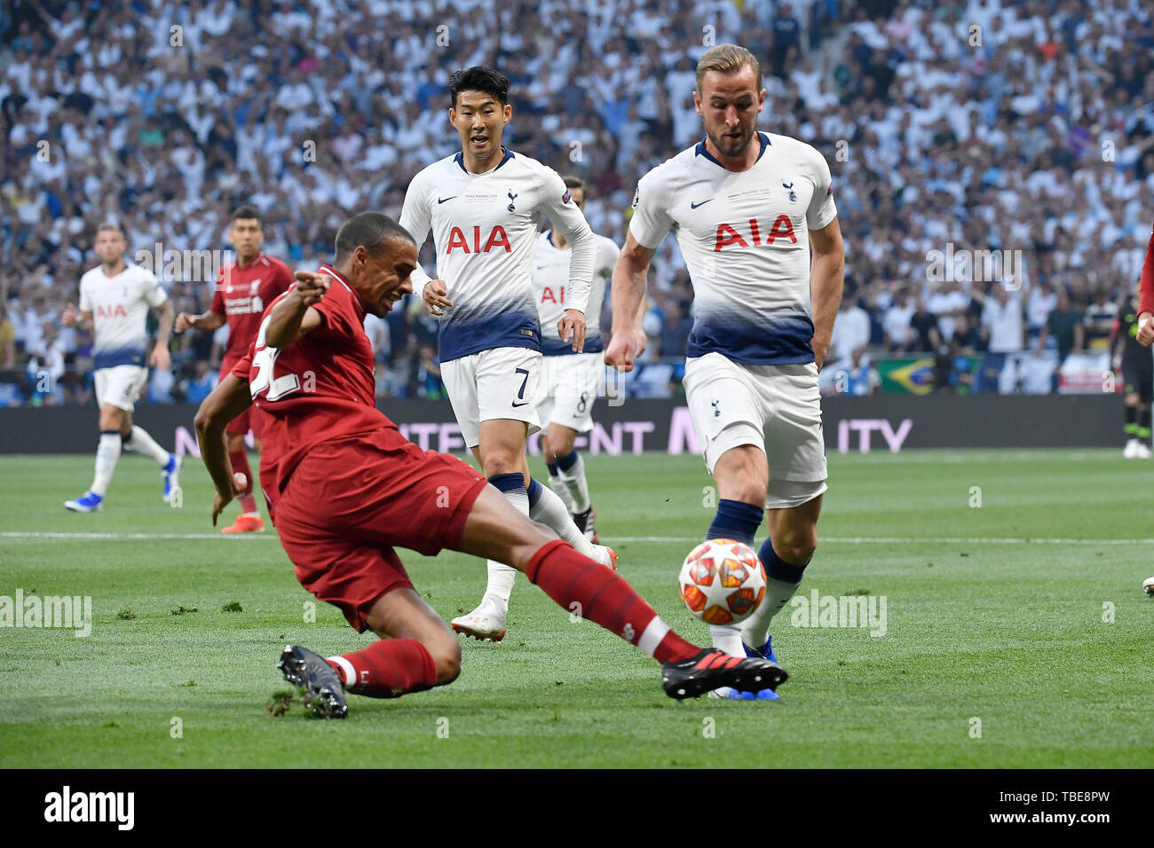 Madrid, Spagna. Dal 01 Giugno, 2019. Harry Kane del Tottenham Hotspur compete per la sfera con Joel Matip del Liverpool FC durante il 2019 la finale di UEFA Champions League match tra Tottenham Hotspur e Liverpool a Wanda Metropolitano Stadium, Madrid, Spagna il 1 giugno 2019. Foto di Giuseppe mafia. Credit: UK Sports Pics Ltd/Alamy Live News Foto Stock