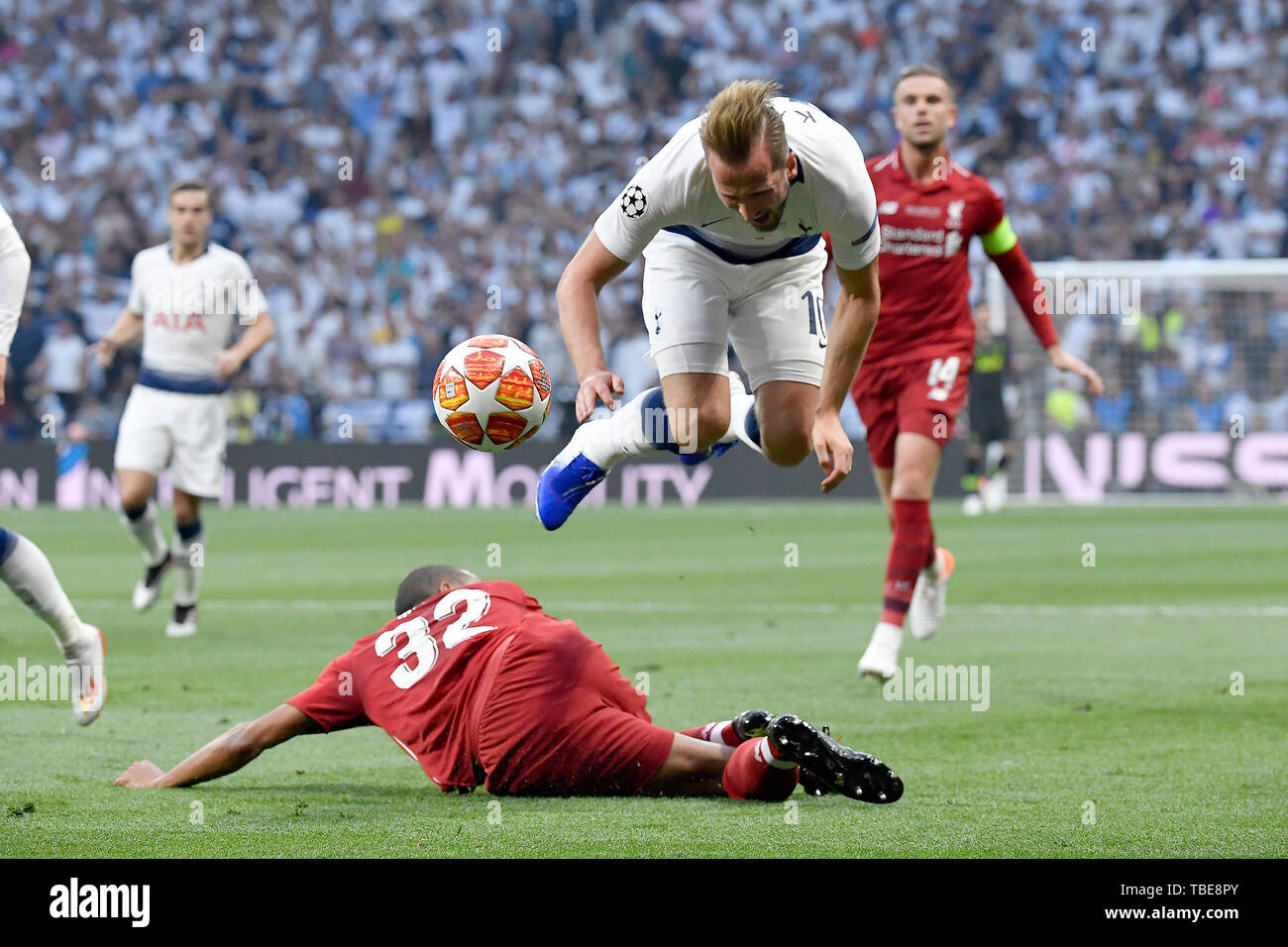Madrid, Spagna. Dal 01 Giugno, 2019. Harry Kane del Tottenham Hotspur compete per la sfera con Joel Matip del Liverpool FC durante il 2019 la finale di UEFA Champions League match tra Tottenham Hotspur e Liverpool a Wanda Metropolitano Stadium, Madrid, Spagna il 1 giugno 2019. Foto di Giuseppe mafia. Credit: UK Sports Pics Ltd/Alamy Live News Foto Stock