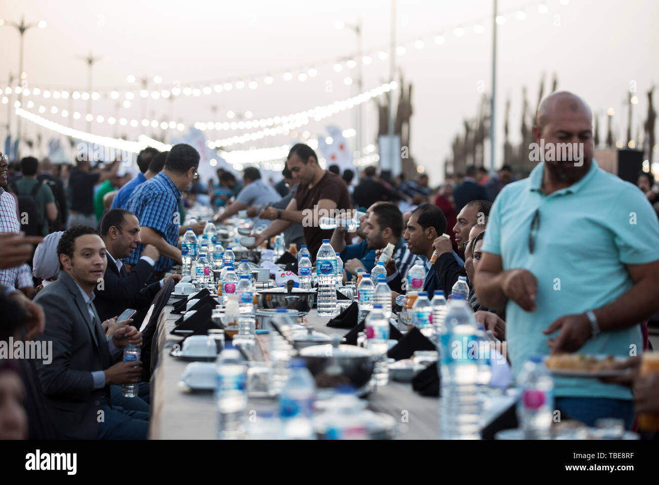 Il Cairo, Egitto. Dal 01 Giugno, 2019. Gli egiziani frequentare una massa Iftar incontro presso il paese·s nuova capitale amministrativa in un funzionario tentativo di rompere il Guinness world record per il più grande Iftar tabella. Credito: Gehad Hamdy/dpa/Alamy Live News Foto Stock