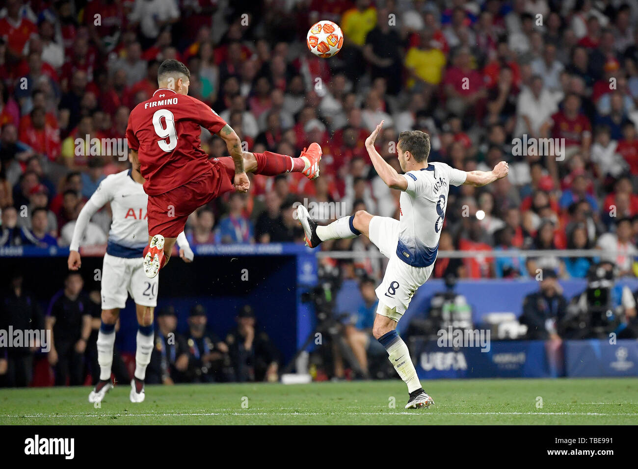 Madrid, Spagna. Dal 01 Giugno, 2019. Harry Winks di Tottenham Hotspur compete per la sfera con Roberto Firmino di Liverpool FC durante il 2019 la finale di UEFA Champions League match tra Tottenham Hotspur e Liverpool a Wanda Metropolitano Stadium, Madrid, Spagna il 1 giugno 2019. Foto di Giuseppe mafia. Credit: UK Sports Pics Ltd/Alamy Live News Foto Stock
